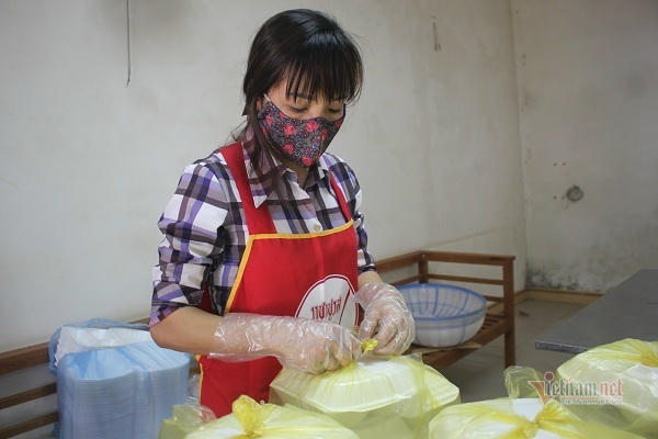 Những cô giáo tình nguyện đi nấu ăn ở khu cách ly biên giới