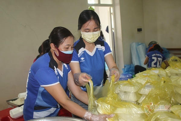 Những cô giáo tình nguyện đi nấu ăn ở khu cách ly biên giới