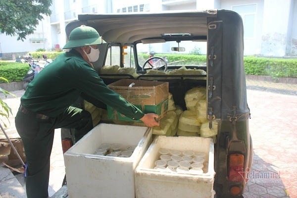 Những cô giáo tình nguyện đi nấu ăn ở khu cách ly biên giới