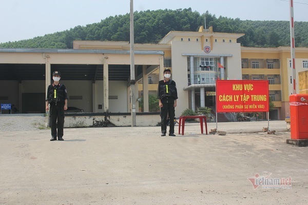 Những cô giáo tình nguyện đi nấu ăn ở khu cách ly biên giới