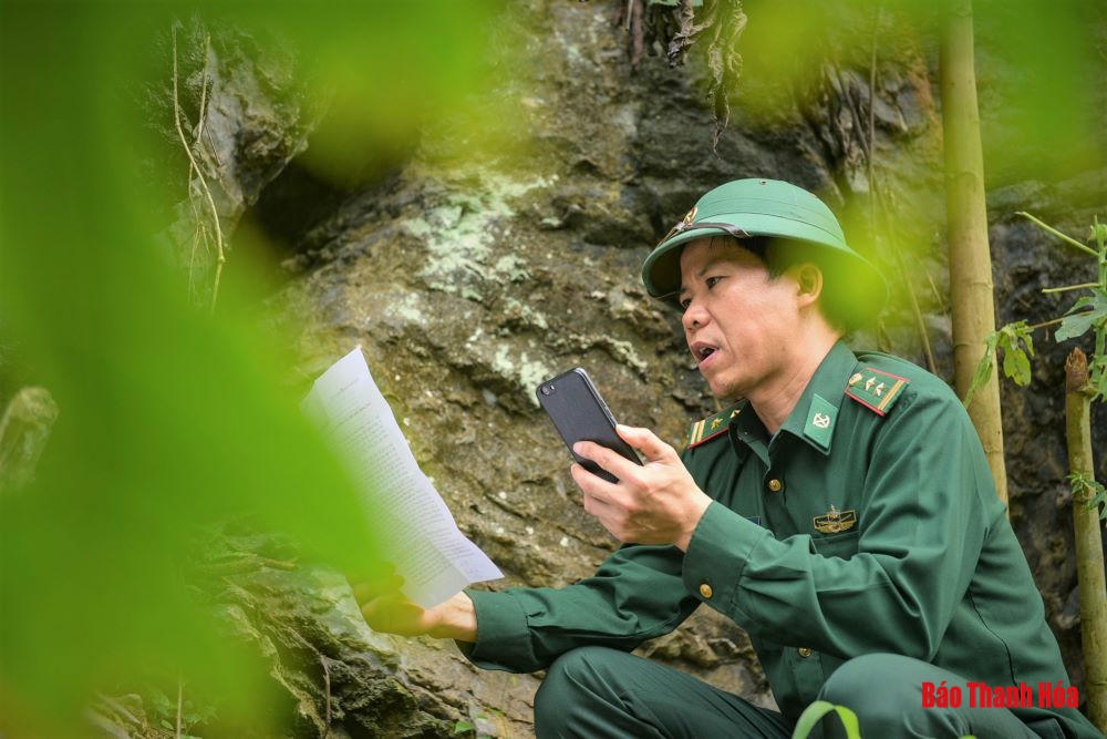 Thanh Hóa: Trung tá Biên phòng dùng vách núi làm phòng thu âm tuyên truyền phòng chống COVID-19