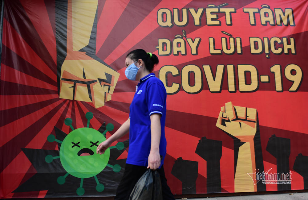 Ăn nhậu tràn lan trên vỉa hè ở Sài Gòn