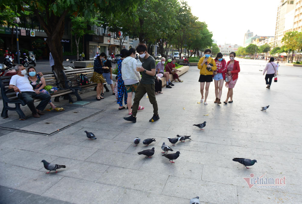 Ăn nhậu tràn lan trên vỉa hè ở Sài Gòn