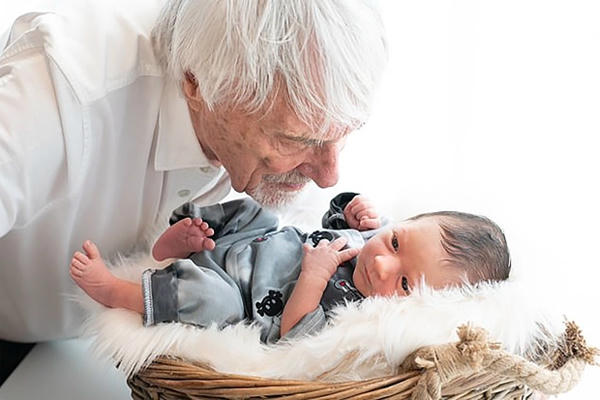 Cựu trùm F1 Bernie Ecclestone bên cậu con trai mới sinh. Ảnh: The Sun.
