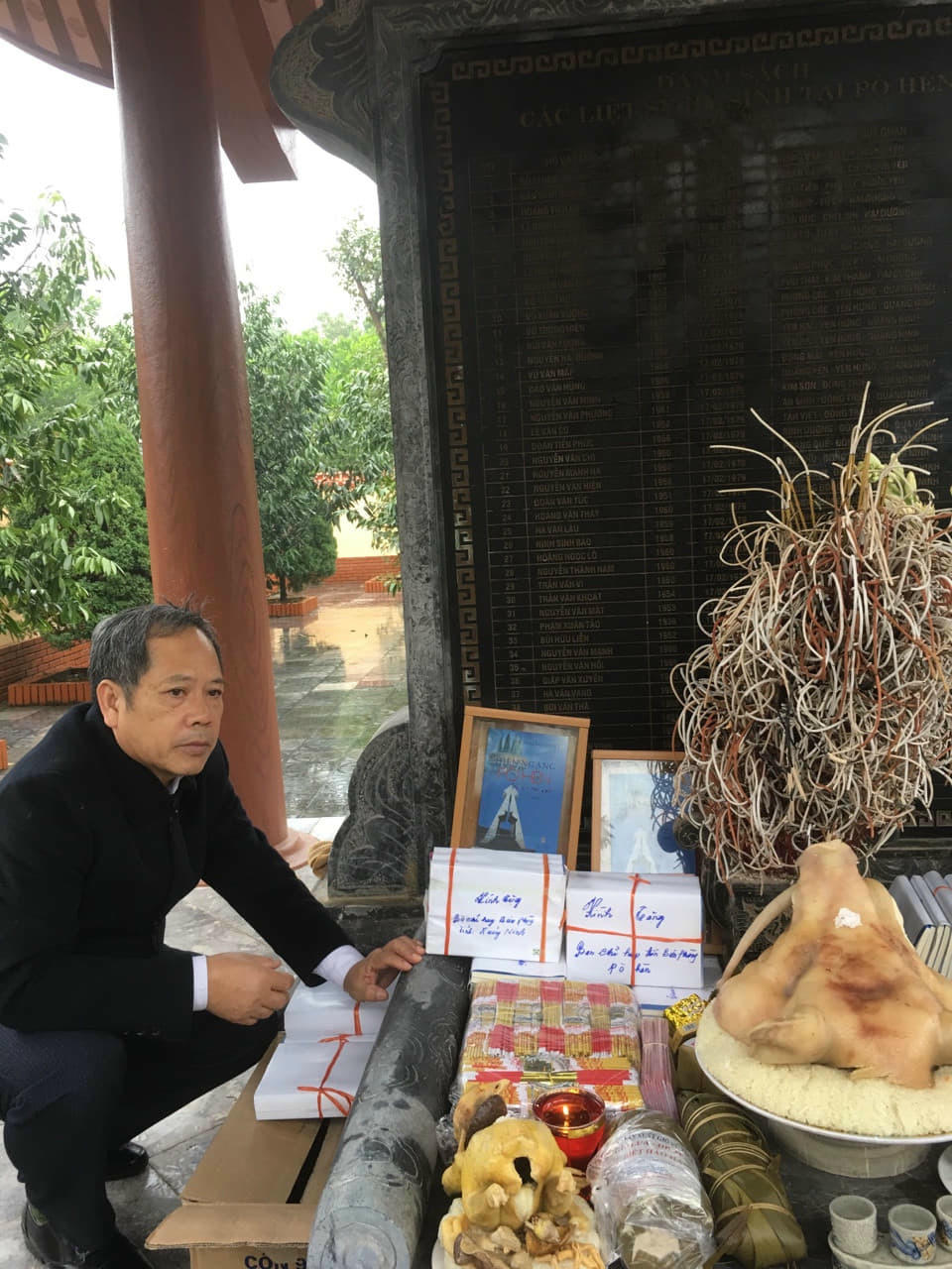 Đám cưới 2 liệt sĩ: Người thân mang di ảnh cô dâu, chú rể làm lễ