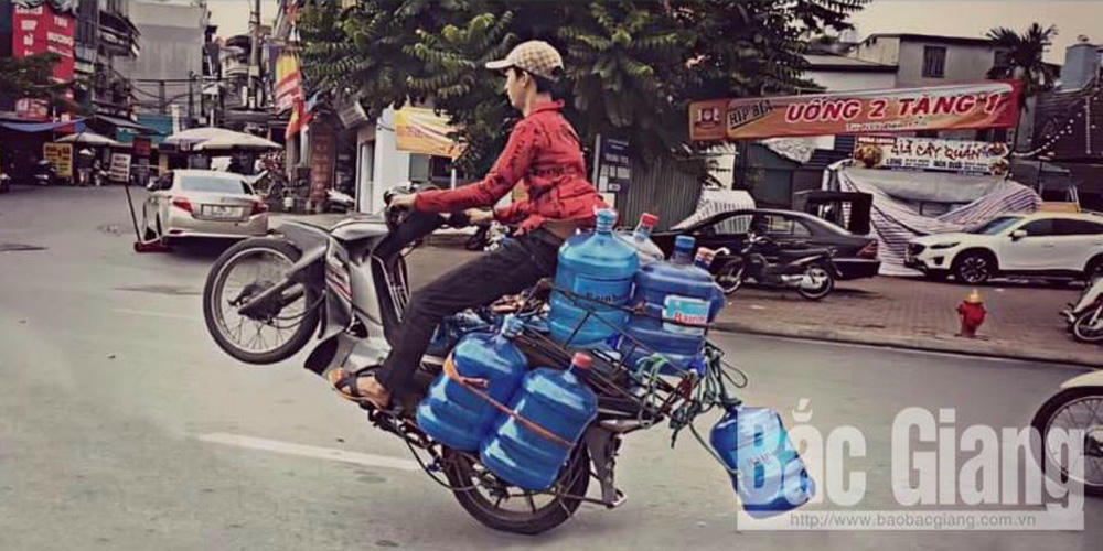 Facebook của Duyên đăng tải hình ảnh thanh niên đi xe máy bốc đầu.