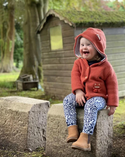 Bé Eleanor tươi tắn khi diện đồ của hãng JoJo Maman BéBé. Ảnh: Kennedy News and Media.
