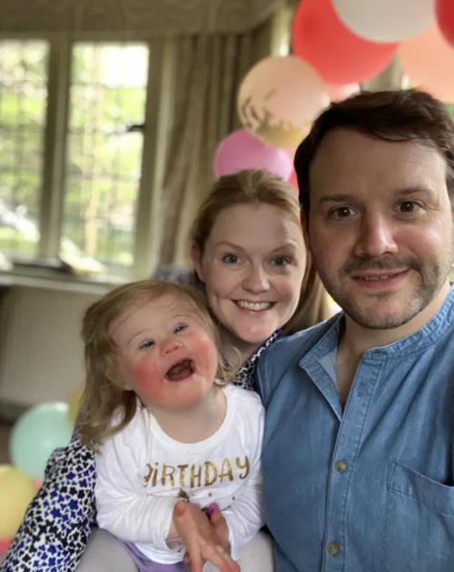 Eleanor bên cạnh mẹ Helen và bố Craig. Ảnh: Kennedy News and Media.