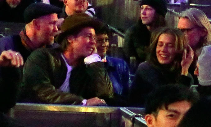 Tài tử Hollywood nhìn Nicole với ánh mắt đắm đuối.