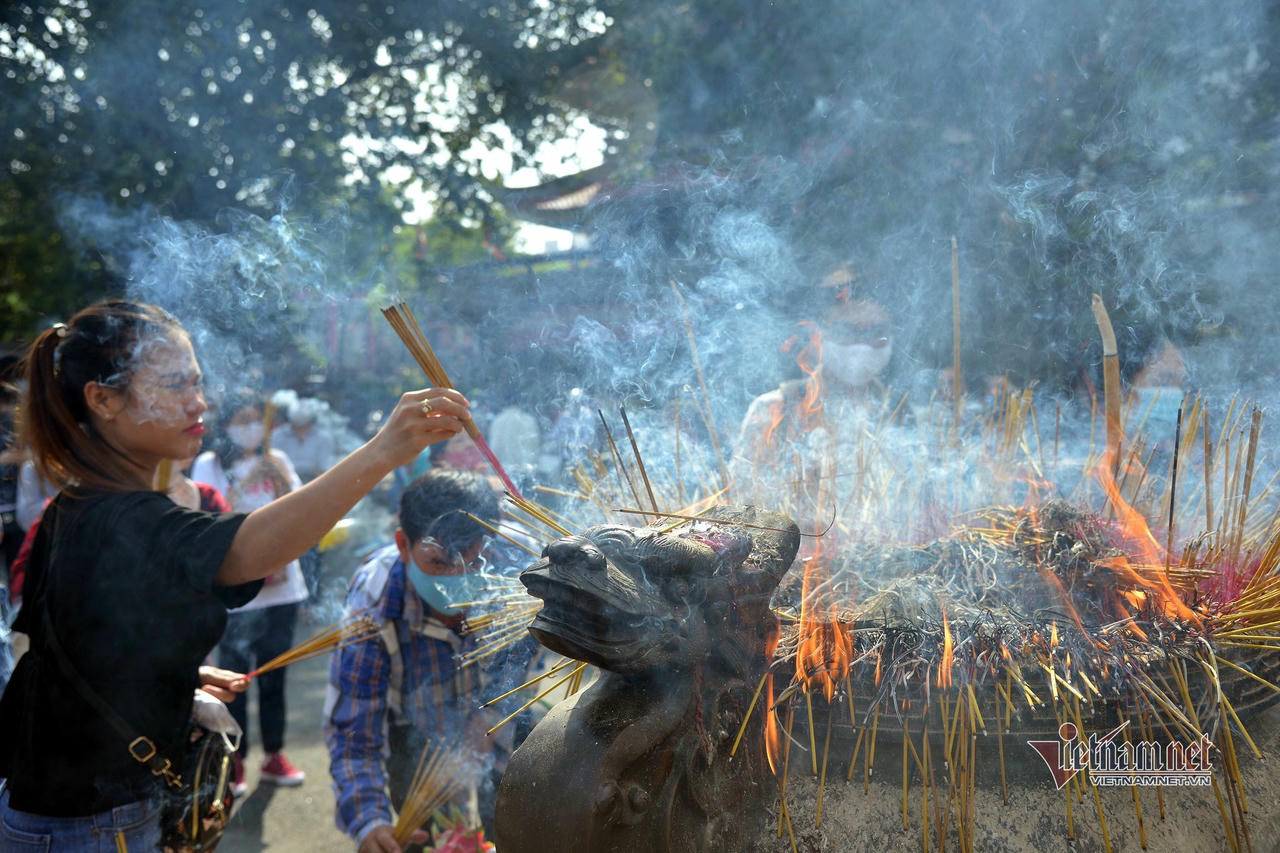 Cá phóng sinh Rằm tháng Bảy chưa kịp bơi đã bị chích điện