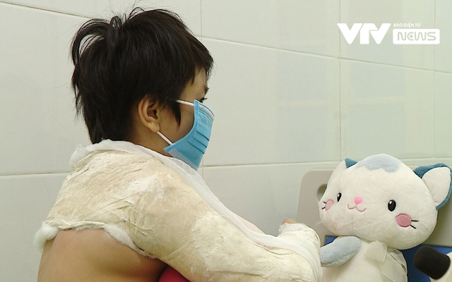 Bé gái bị bố đẻ bạo hành ở Bắc Ninh: Bố bảo đánh cho chừa mà con có mắc tội gì đâu - Ảnh 2. Bé gái bị bố đẻ bạo hành ở Bắc Ninh: Bố bảo đánh cho chừa mà con có mắc tội gì đâu - Ảnh 2.