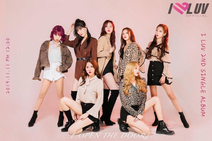 Nhóm ILUV, Shin Minah đứng giữa, đi boot cao cổ đen.