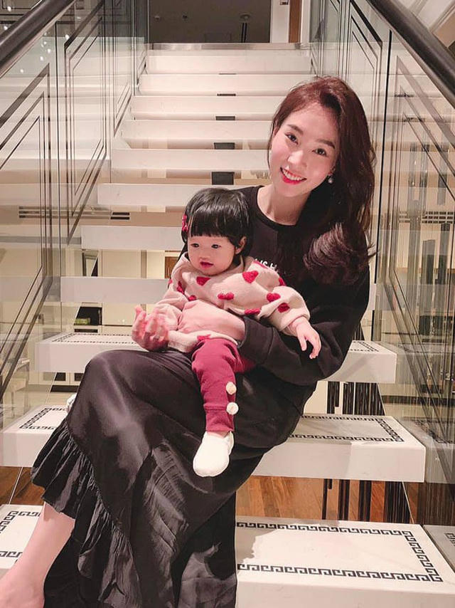 Con sao Việt vừa sinh ra đã dát đầy hàng hiệu đắt đỏ đáng ghen tị - 15