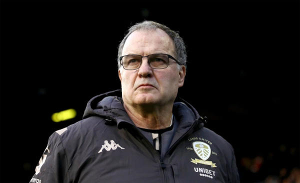 HLV người Argentina ngồi ghế huấn luyện ở Leeds United từ 2018. Sau hai mùa giải, đội bóng vùng Yorkshire trở lại Premier League năm nay sau 16 năm ở hạng nhất. HLV Bielsa là người kín tiếng trong chuyện riêng tư và sống giản dị tại Leeds. Ông và bà xã Laura Bracalenti kết hôn 30 năm và có hai con gái. Vợ HLV Leeds United là một kiến trúc sư kiêm giảng viên Đại học quốc gia Rosario, Argentina.