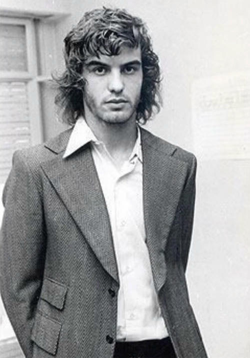 Loạt ảnh chụp HLV Bielsa khi còn là cầu thủ trong những năm 1975-1980 khi đang ở độ tuổi 20 -25 được The Sun đăng tải gây chú ý. Gương mặt điển trai thời trẻ của nhà cầm quân người Argentina được ví như hình ảnh một ngôi sao nhạc rock trong làng bóng đá.