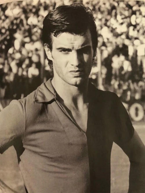 Cằm chẻ, nét mặt nam tính, lạnh lùng đầy thu hút như một ngôi sao Hollywood của chàng thanh niên Marcelo Bielsa trong màu áo Newells Old Boys - đội bóng thời thơ ấu của Messi.