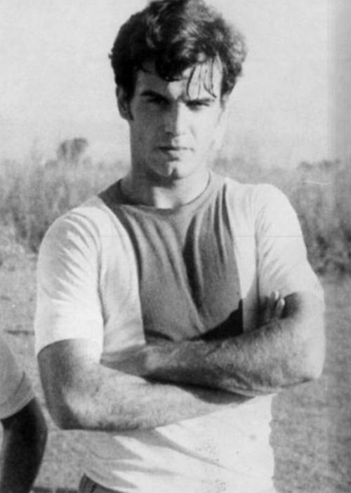 Trong 5 năm thi đấu, tài năng của HLV Leeds United không được đánh giá cao. Sau khi chia tay sân cỏ, ông trở về Newells Old Boys huấn luyện đội trẻ.