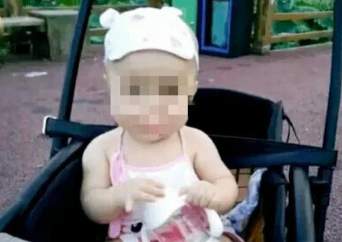 Bé Yanyan qua đời vì quả bóng rơi trúng đầu chỉ một tuần trước khi em đón sinh nhật 1 tuổi. Ảnh: SCMP.