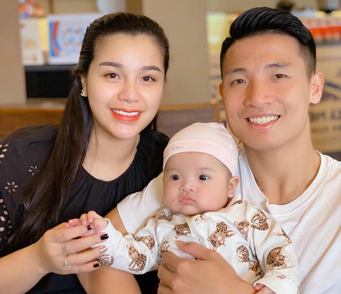 Vợ chồng Bùi Tiến Dũng và con gái Sushi. Ảnh: BTD.