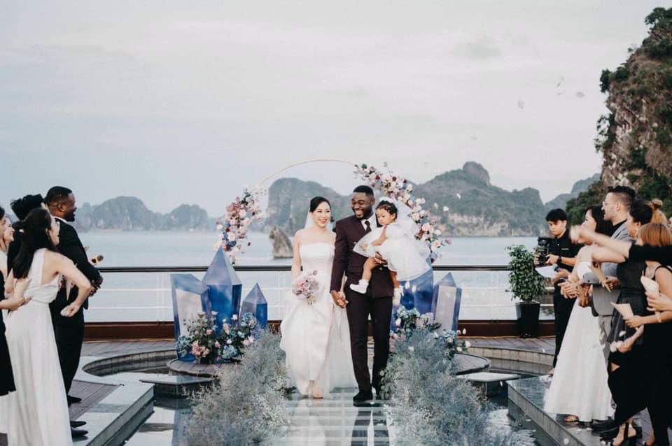 Cô gái Việt yêu chàng trai ngoại quốc nghèo, đám cưới tổ chức trên du thuyền