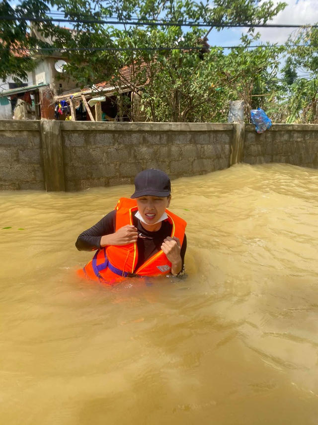 Kỳ Duyên an toàn sau sự cố lật thuyền cứu trợ, cảnh báo cách giữ tính mạng - 3