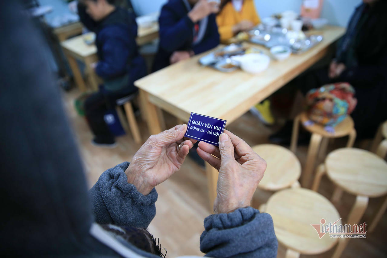 2.000 đồng mua được suất cơm tươm tất 'bao no' giữa lòng Hà Nội