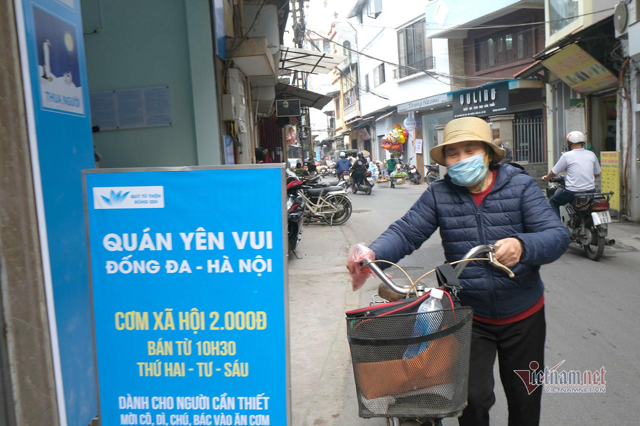 2.000 đồng mua được suất cơm tươm tất 'bao no' giữa lòng Hà Nội