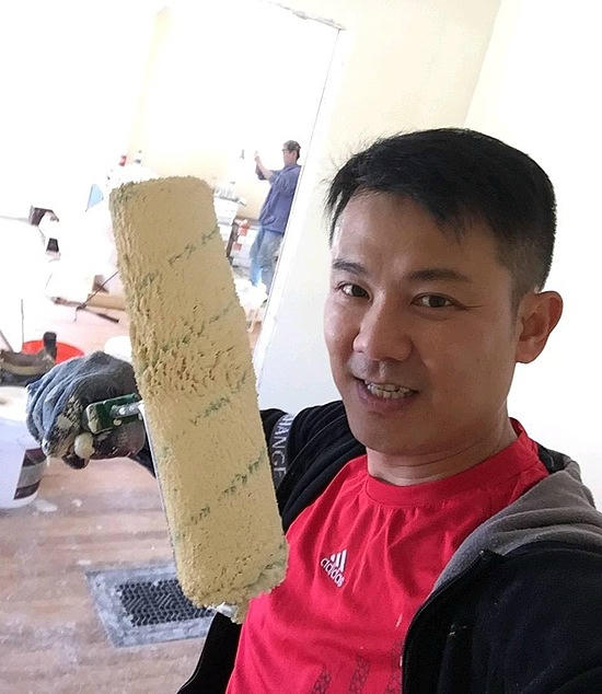 Vân Quang Long từng là ca sĩ gặt hái nhiều thành công từ lúc tham gia nhóm 1088 đến khi hoạt động solo. Song đầu năm 2018, anh quyết định một mình sang Mỹ bắt đầu cuộc sống mới, tìm một công việc ổn định ở thành phố Syracuse, bang New York. Từ một ca sĩ quen cầm micro trên sân khấu, Vân Quang Long phải làm quen với những công việc tay chân mà anh gọi vui là thợ hồ, lượm rác.