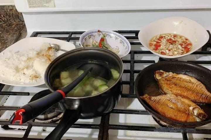 Bữa tối muộn với những món ăn Việt Nam mà cố ca sĩ tự nấu nướng cho mình. Cơm trắng, cá chiên hay tô canh bí giúp anh ấm lòng và đỡ nhớ nhà sau những giờ phút làm việc không ngừng nghỉ.