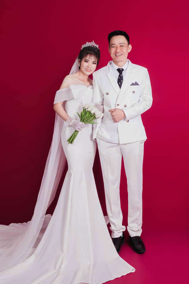 Nữ tuyển thủ lớn tuổi nhất của ĐT Việt Nam bất ngờ khoe ảnh cưới - Ảnh 1.