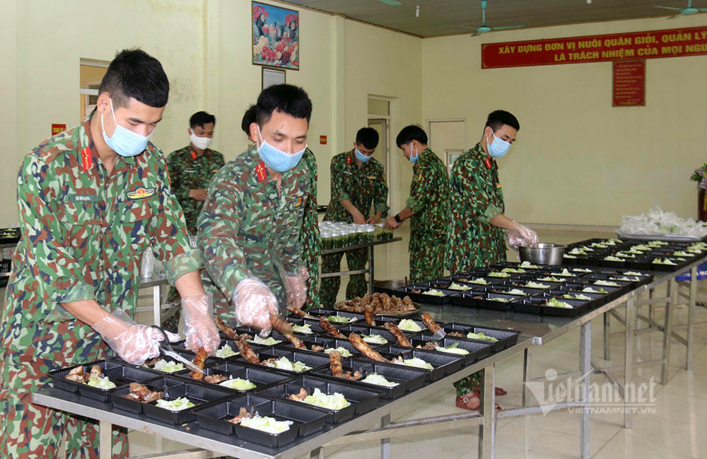 Bữa ăn 100 nghìn đồng mỗi ngày của người Hà Nội trong khu cách ly