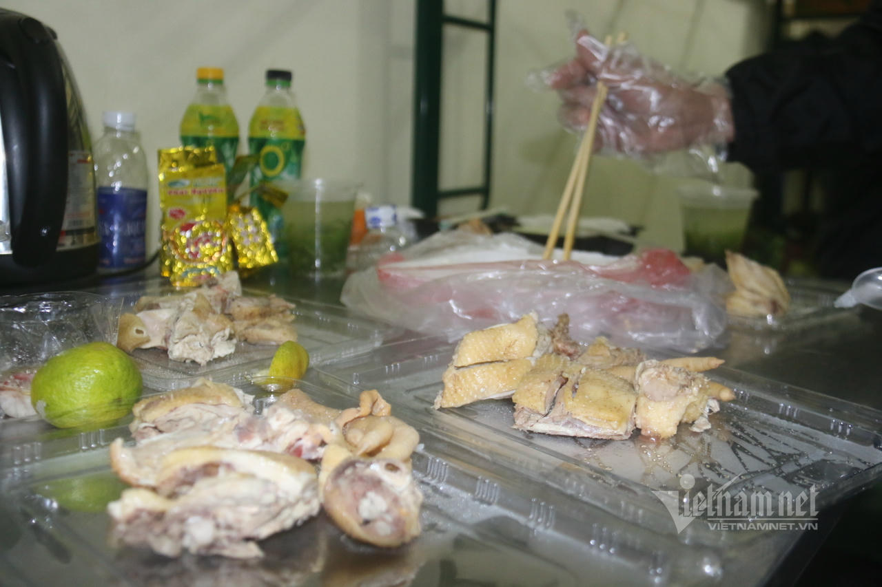 Bữa ăn 100 nghìn đồng mỗi ngày của người Hà Nội trong khu cách ly