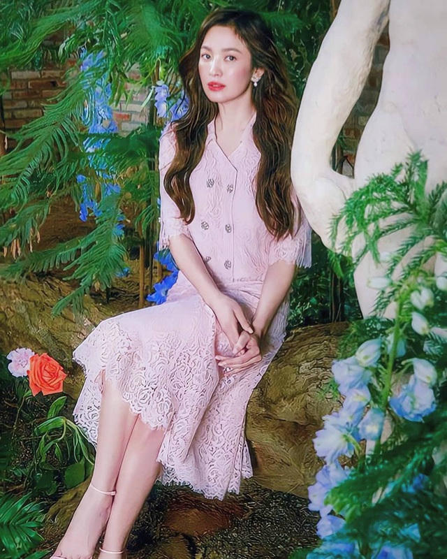 Hai chị đẹp Song Hye Kyo và Son Ye Jin đọ sắc khi làm người mẫu - 1