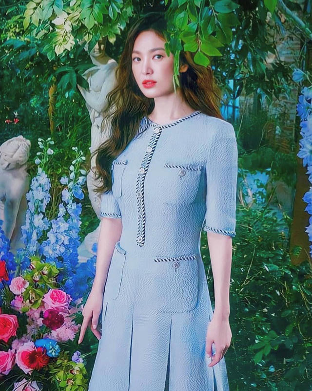 Hai chị đẹp Song Hye Kyo và Son Ye Jin đọ sắc khi làm người mẫu - 2