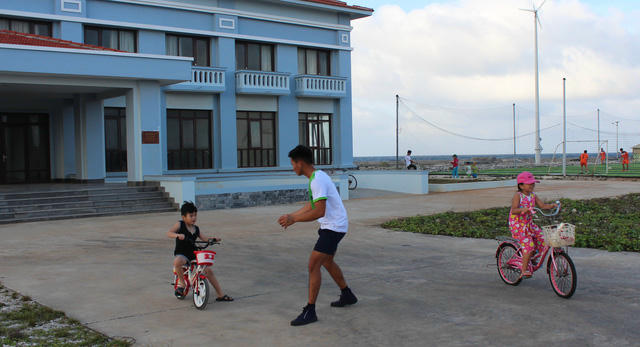 Trẻ con tung tăng vui Tết ở đảo Trường Sa - Ảnh 2.