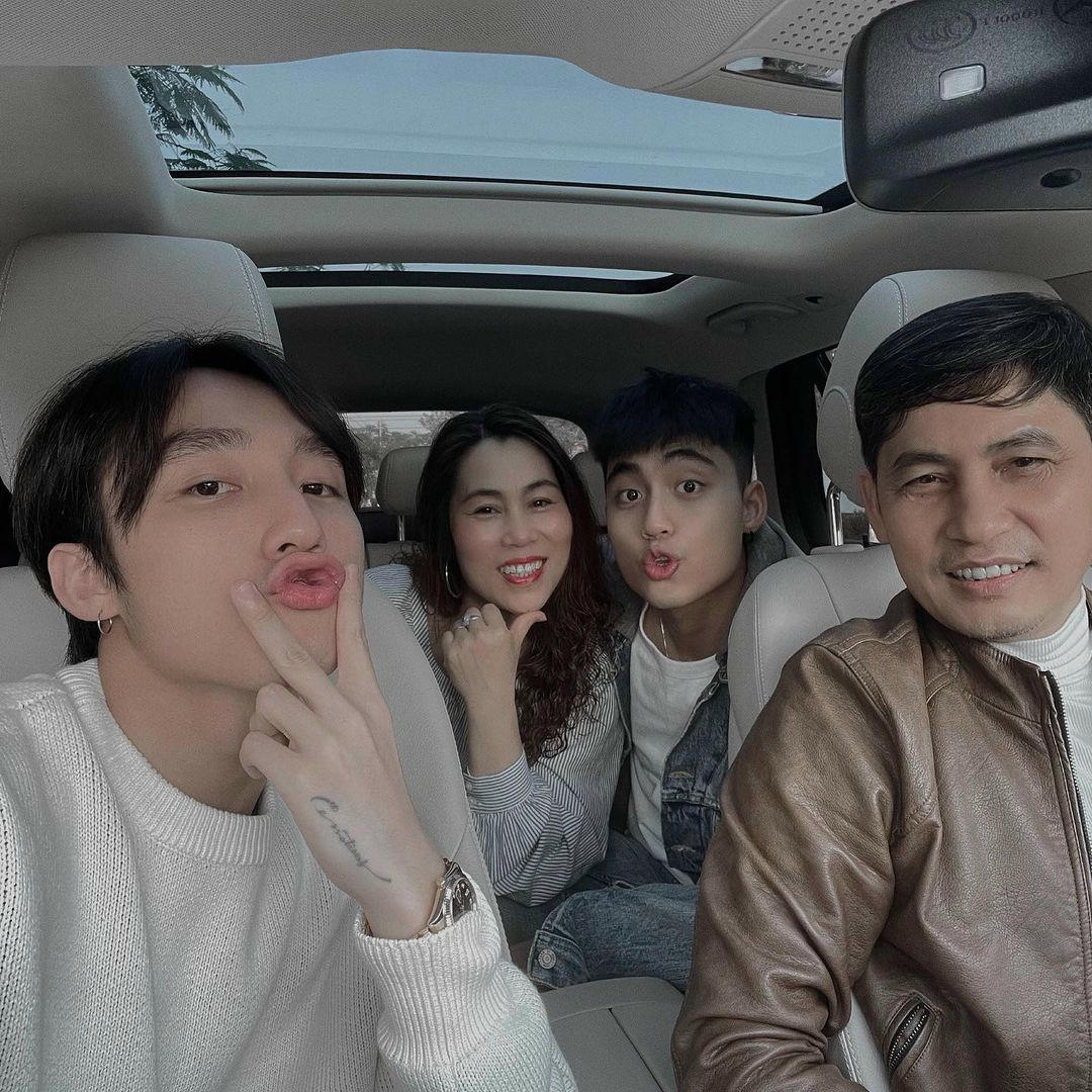 Clip: Hé lộ khoảnh khắc hiếm anh em nhà Sơn Tùng nhận lì xì, số tiền của Việt Hoàng làm netizen phải bình luận - Ảnh 5. Clip: Hé lộ khoảnh khắc hiếm anh em nhà Sơn Tùng nhận lì xì, số tiền của Việt Hoàng làm netizen phải bình luận - Ảnh 5.