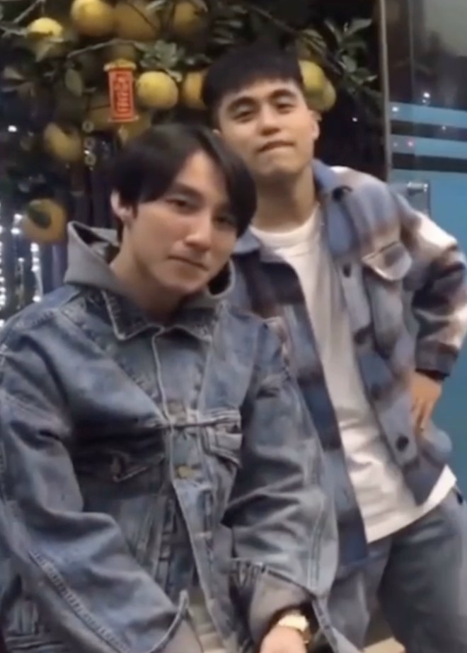Clip: Hé lộ khoảnh khắc hiếm anh em nhà Sơn Tùng nhận lì xì, số tiền của Việt Hoàng làm netizen phải bình luận - Ảnh 2. Clip: Hé lộ khoảnh khắc hiếm anh em nhà Sơn Tùng nhận lì xì, số tiền của Việt Hoàng làm netizen phải bình luận - Ảnh 2.