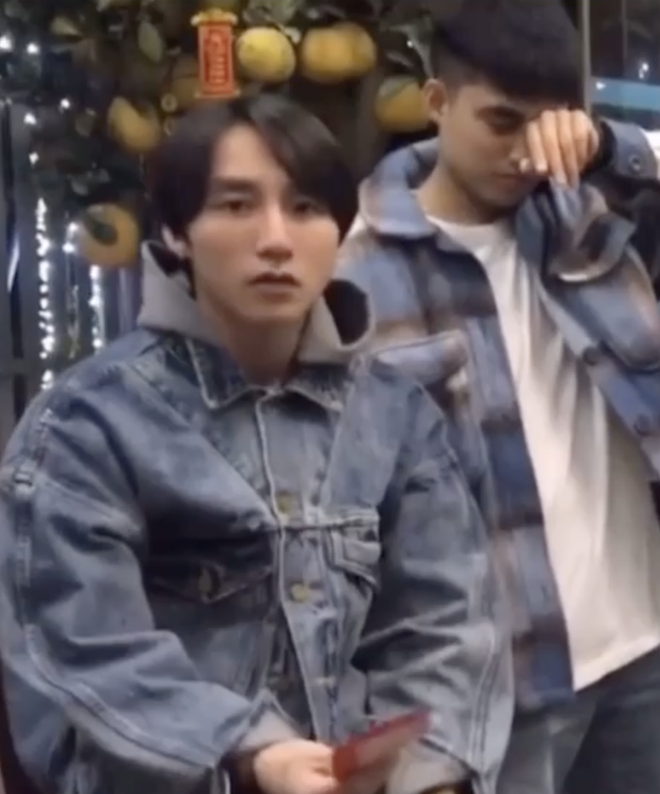 Clip: Hé lộ khoảnh khắc hiếm anh em nhà Sơn Tùng nhận lì xì, số tiền của Việt Hoàng làm netizen phải bình luận - Ảnh 2. Clip: Hé lộ khoảnh khắc hiếm anh em nhà Sơn Tùng nhận lì xì, số tiền của Việt Hoàng làm netizen phải bình luận - Ảnh 2.