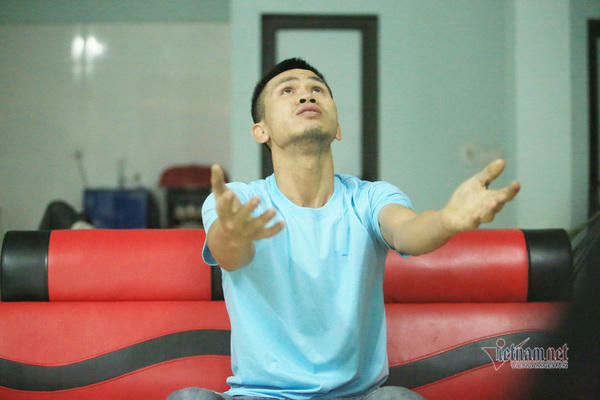 Vợ anh Nguyễn Ngọc Mạnh không thể tin nổi chồng mình cứu được cháu bé rơi từ tầng 12A chung cư