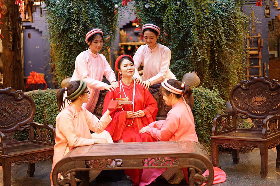 Cô gái Hà Nội vừa nhảy vừa nói: 'Bố mẹ ơi con lấy được chồng rồi'