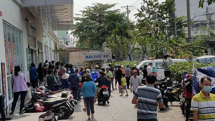 Gia đình đau xót nhận thi thể hai nữ sinh rơi lầu ở quận 12, TP HCM - Ảnh 1.