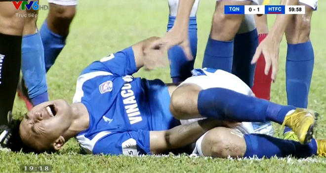 Hùng Dũng chấn thương nặng, Hùng Dũng, chấn thương của Hùng Dũng, TPHCM vs Hà Nội, Hoàng Thịnh, Đỗ Hùng Dũng, trực tiếp TPHCM vs Hà Nội, bóng đá Việt Nam