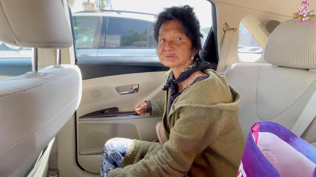 Ca sĩ Kim Ngân sống lang thang tại Mỹ bị kẻ xấu cắt một bên tai - Ảnh 1.