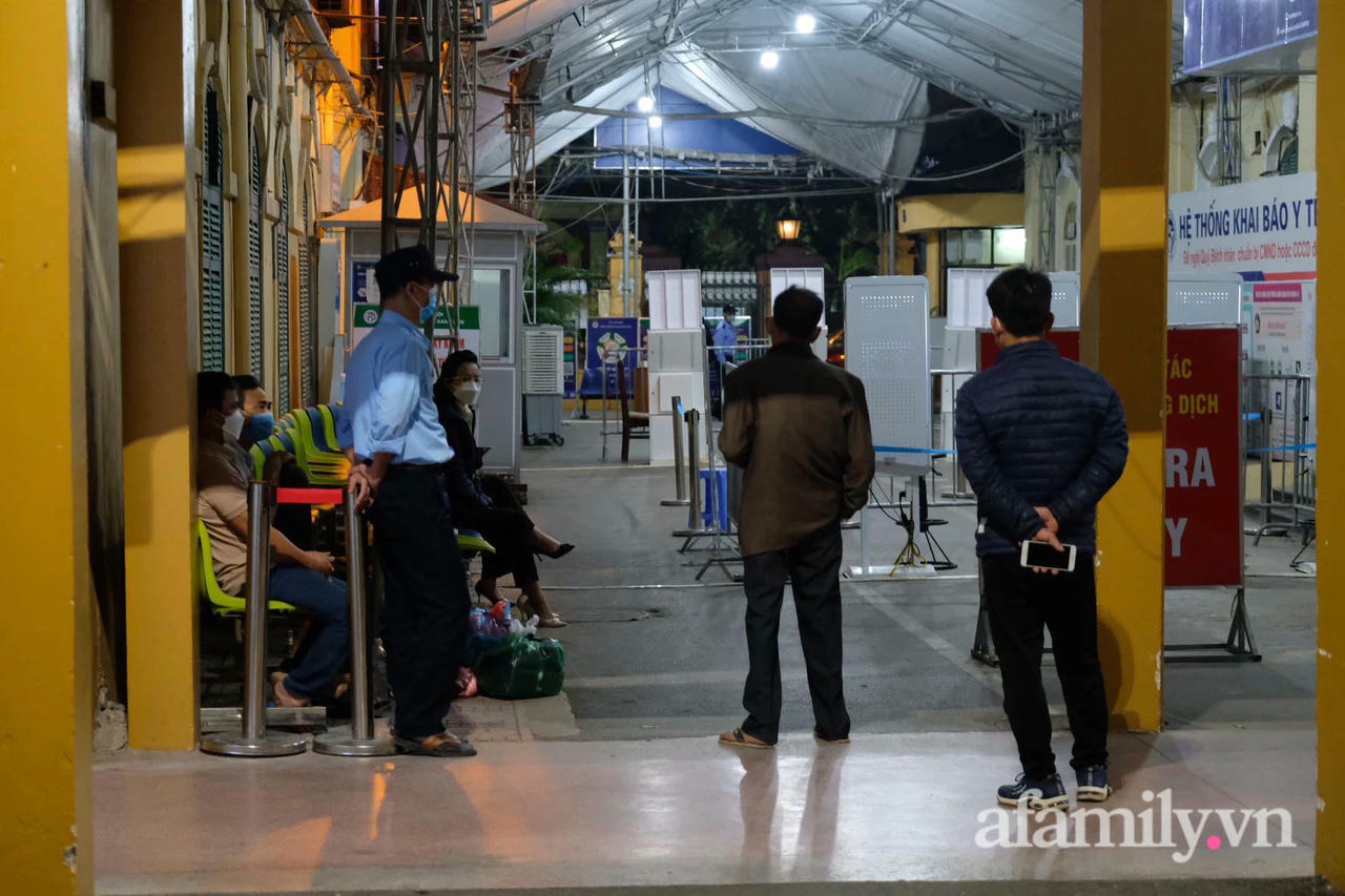 Nghẹn ngào giây phút bé gái 3 tuổi ở Hà Nội được "giải thoát" khỏi 9 chiếc đinh: "Con mất, nhưng không phải mang đau đớn theo mình" - Ảnh 2.