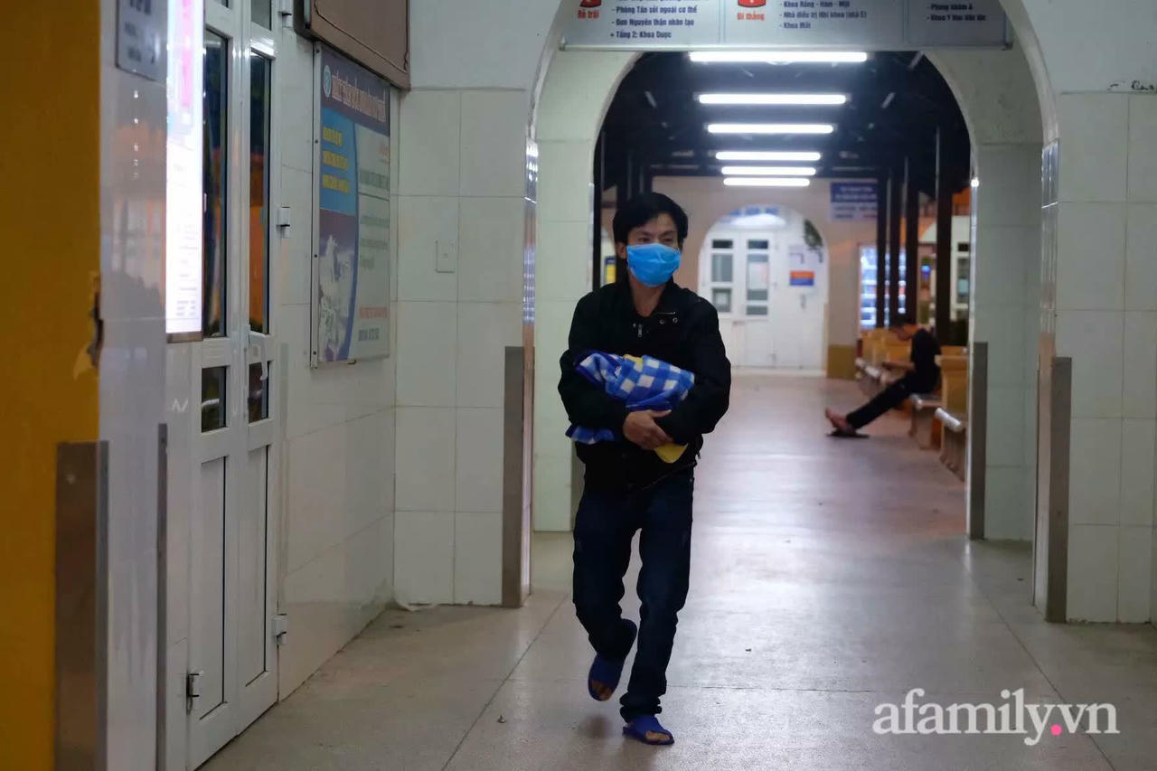 Nghẹn ngào giây phút bé gái 3 tuổi ở Hà Nội được "giải thoát" khỏi 9 chiếc đinh: "Con mất, nhưng không phải mang đau đớn theo mình" - Ảnh 1.