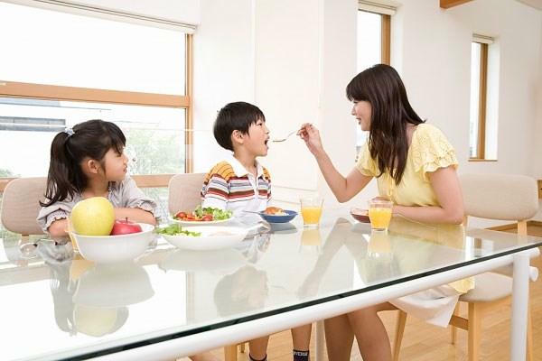 Con trai để mẹ già ngồi cốp ôtô, lý do mới thực sự sửng sốt - Ảnh 3.