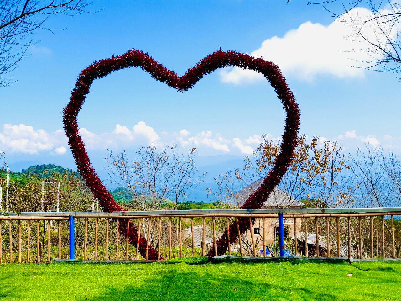 Mê mẩn với ngôi trường đẹp như cổ tích của cô trò nơi vùng cao biên giới - Ảnh 5.