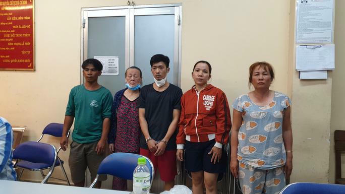 Công an TP HCM bắt nóng nhóm cướp 2 tỉ đồng - Ảnh 1.