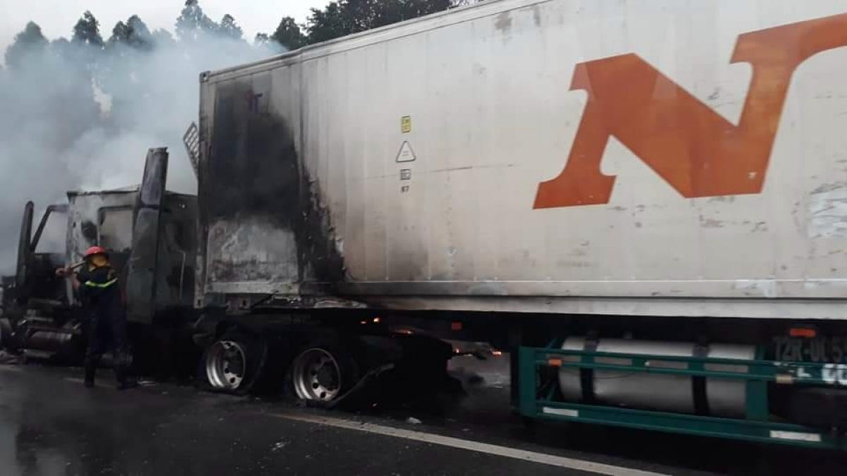 Lực lượng chức năng tiến hành xử lý vụ việc.