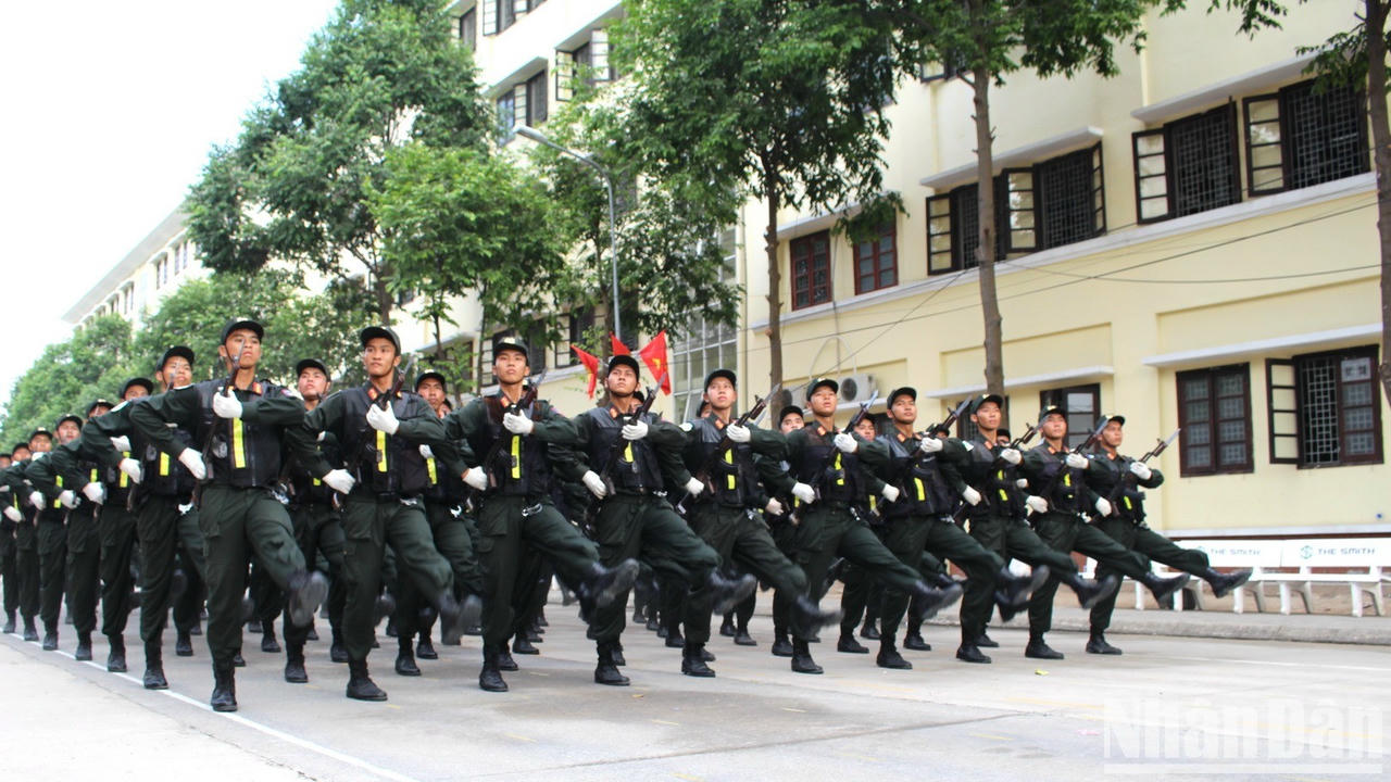 [Ảnh] Lực lượng vũ trang hăng say luyện tập diễu binh, diễu hành chào mừng Chiến thắng 30/4 ảnh 5